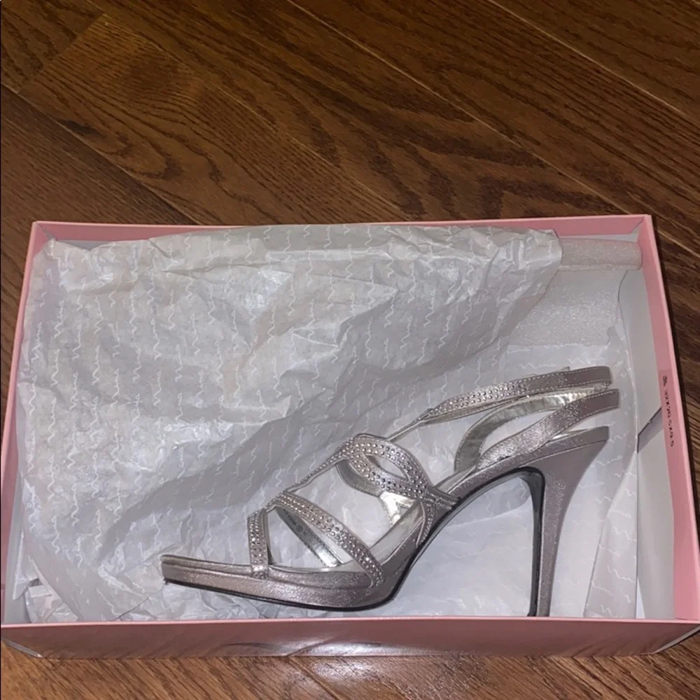 Nina Shoes Roxanne Royal Silver Heels - Size 8.5